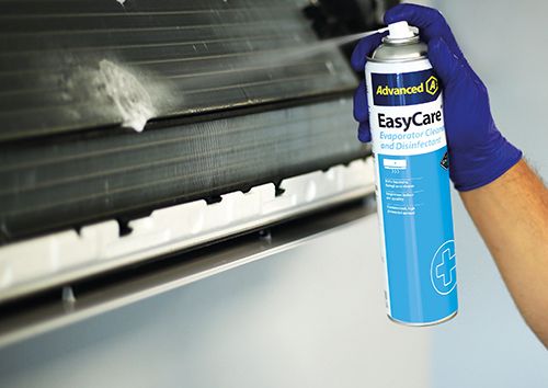 Airco-binnenunit die aan de binnenkant wordt schoongemaakt met de reinigingsproducten van Advanced